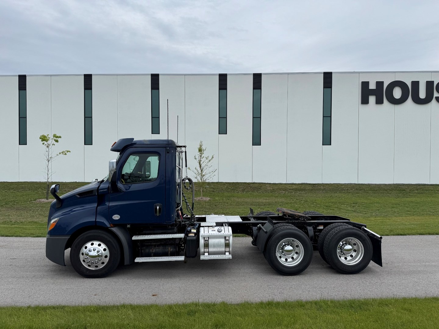 2019 FREIGHTLINER CASCADIA 113 - USED TRUCKS DAY CAB - image 3